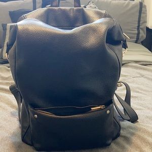 🔥🎒Trendy Black Backpack w/ gold zippers🎒🔥